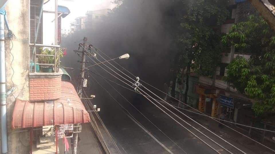 LaPyae77831553's tweet photo. This morning situation in Hledan, Yangon.
Terrorists (SAC) violently crackdown on unarmed protestors and set on fire the barricades.

ANTIFASCIST REVOLUTION
#WhatsHappeningInMyanmar  
#AntiFascistRevolution2021 
#Mar27Coup https://t.co/4S195UguC2