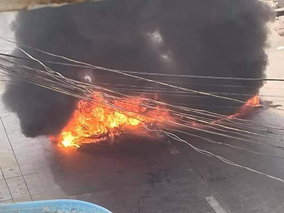 LaPyae77831553's tweet photo. This morning situation in Hledan, Yangon.
Terrorists (SAC) violently crackdown on unarmed protestors and set on fire the barricades.

ANTIFASCIST REVOLUTION
#WhatsHappeningInMyanmar  
#AntiFascistRevolution2021 
#Mar27Coup https://t.co/4S195UguC2