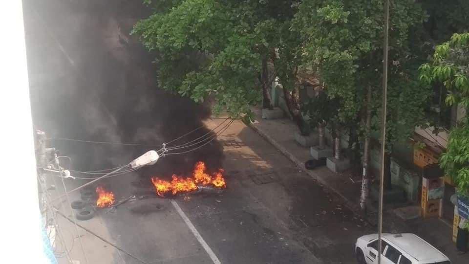 LaPyae77831553's tweet photo. This morning situation in Hledan, Yangon.
Terrorists (SAC) violently crackdown on unarmed protestors and set on fire the barricades.

ANTIFASCIST REVOLUTION
#WhatsHappeningInMyanmar  
#AntiFascistRevolution2021 
#Mar27Coup https://t.co/4S195UguC2