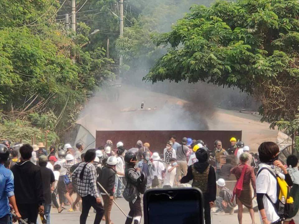 LaPyae77831553's tweet photo. In Meikhtila, military Terrorists killed a 15-yr-old girl by broking into her house. Also the protester was died by getting shot at chest, dead body was taken by them. Since there're many Injured people,  death-toll can be increased.

#Mar27Coup
#WhatsHappeningInMyanmar https://t.co/qFekocajWA