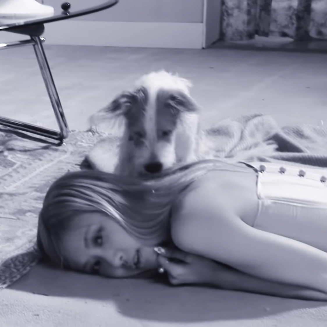 hourly rosé tweet media
