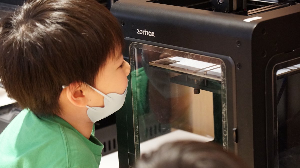 FC_Hakodate's tweet photo. 「3Dプリンターをつかってみよう」開催しました!
子供たちと #thingivers で欲しいデータをインストールし、専用ソフトで3Dプリンタ用のデータに変換。
最後は3Dプリンターで実際に印刷してお持ち帰りできます。
大人気企画で予約殺到しております。
今後も継続して行っていきますよ! https://t.co/SfeHipOpsT