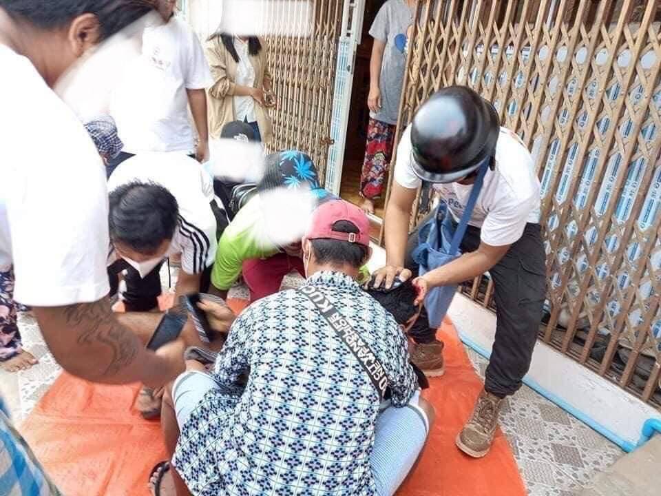 tw // blood // wound
Protestors were shot in the head, leg, and waist by military terrorists at Bago City.
ANTIFASCIST REVOLUTION
#AntiFascistRevolution2021
#Mar27Coup
#WhatsHappeningInMyanmar