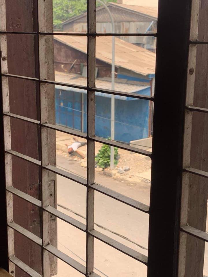 tw // death
A man was shot dead in, Mandalay. Whoever came to retrieve the body is also being shot. 

ANTIFASCIST REVOLUTION
#AntiFascistRevolution2021
#Mar27Coup
#WhatsHappeningInMyanmar