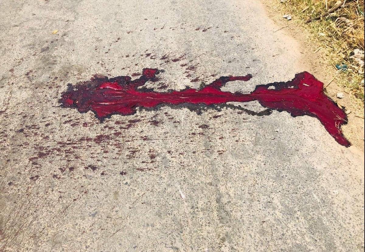 Jiyunnne's tweet photo. tw // blood
A man got headshot by military junta terrorists in PyinOoLwin. His brain tissues are seen spread on the ground.
ANTIFASCIST REVOLUTION
#AntiFascistRevolution2021
#Mar27Coup
#WhatsHappeningInMyanmar https://t.co/yYNapMBF0x