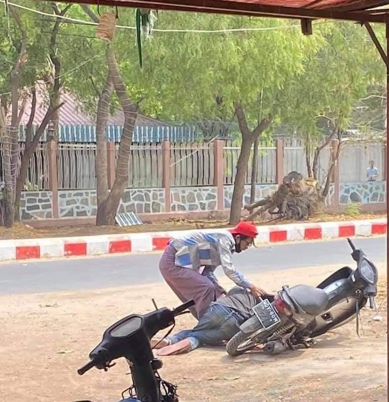 MerriesMay's tweet photo. Happened in Windwin on Mar 27; A doctor was shot in head by Military gunmen while he was riding a motorbike. He was reportedly dead on the spot. 
ANTIFASCIST REVOLUTION
#AntiFascistRevolution2021
#Mar27Coup
#WhatsHappeningInMyanmar

@USEmbassyBurma @UN_HRC @UNinMyanmar @TostevinM https://t.co/IuGQcGk059