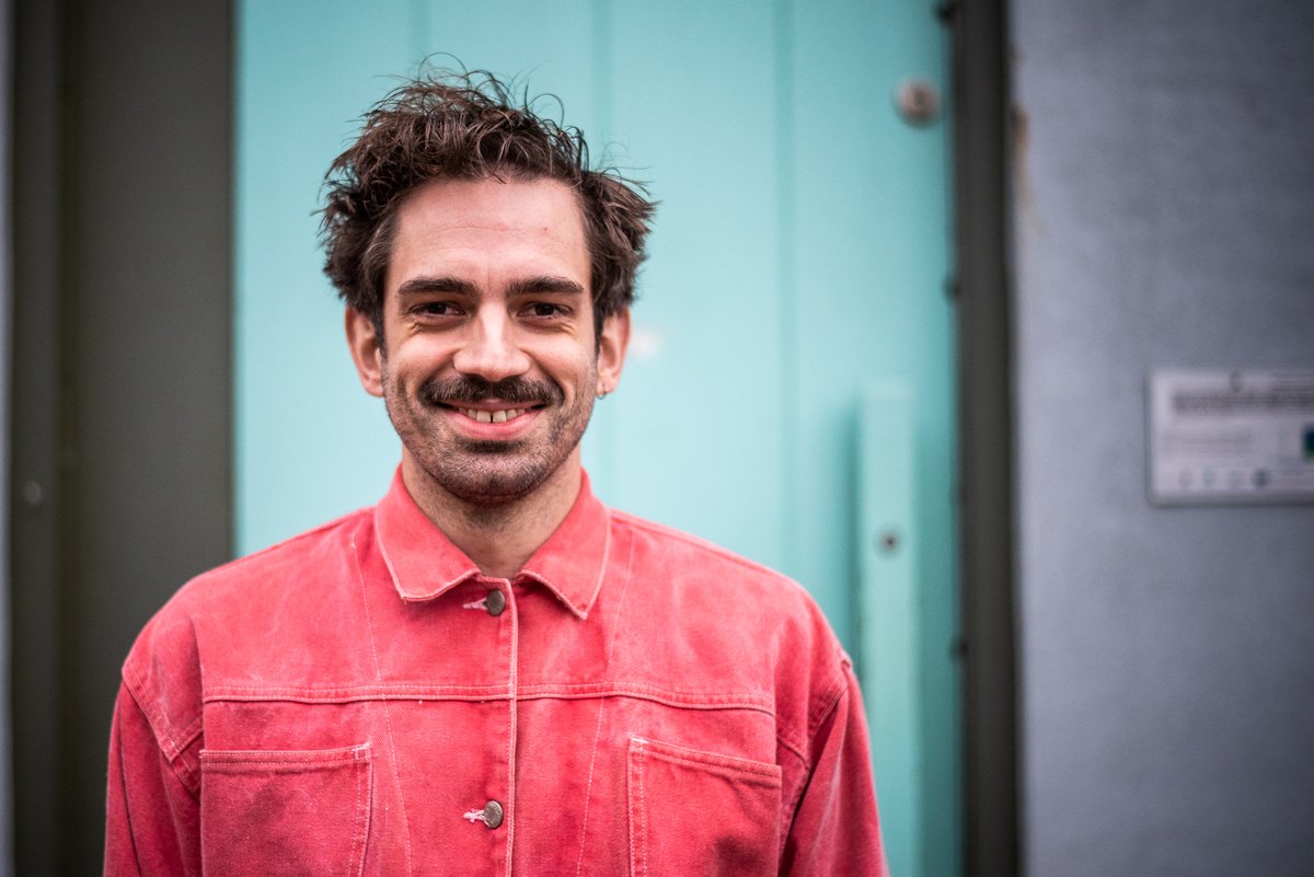 Wilbert is (relatief) jong, stadjer, altijd vol plannen en erg dynamische maar mooie projecten, goede kok (waarbij hij wel altijd veel rommel in de keuken maakt) en hij kent bijna iedereen in de streek. Meer weten? Volg Nieuw Wongema op Instagram: instagram.com/wongemagroning…