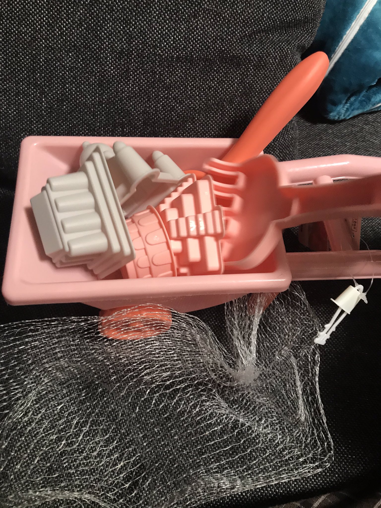 けぼく 娘2y Coucouで砂遊びの手押し車セット 300円 を買った後に 一度も見かけたことないけどダイソーで100円 で手押し車があることを知る Coucouっていつのまにかダイソー系列になっていたのね 一緒に入っていた型 ダイソー300円の砂場セットの色違い