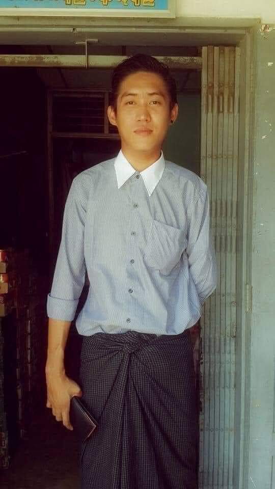 MerriesMay's tweet photo. Happened in Windwin on Mar 27; A doctor was shot in head by Military gunmen while he was riding a motorbike. He was reportedly dead on the spot. 
ANTIFASCIST REVOLUTION
#AntiFascistRevolution2021
#Mar27Coup
#WhatsHappeningInMyanmar

@USEmbassyBurma @UN_HRC @UNinMyanmar @TostevinM https://t.co/IuGQcGk059