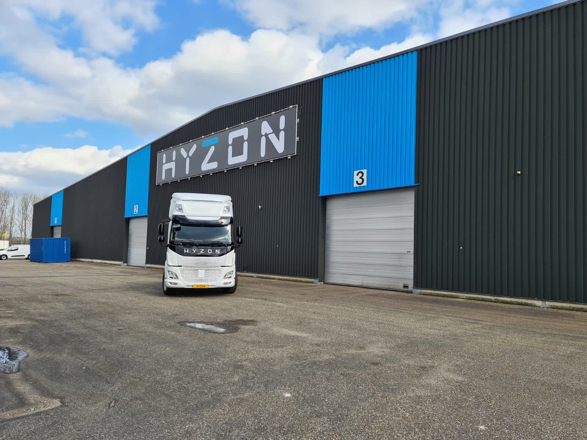 Dit is hem 😊 waterstof brandstofcel aangedreven vrachtwagen gebouwd in Winschoten (Groningen) <a href="/H2PlatformNL/">OpWegMetWaterstof</a> <a href="/Shell_Nederland/">Shell Nederland</a> @TOTALnl  <a href="/ResatoBV/">Resato International</a> <a href="/AirLiquideBNL/">Air Liquide BeNeLux</a> <a href="/LINDE_GAS_DE/">Linde Gas Germany</a> <a href="/LindeGasBenelux/">Linde Gas Benelux</a> <a href="/airproducts/">Air Products</a> <a href="/gpgroot/">GP Groot</a> <a href="/EverfuelEU/">Everfuel</a> <a href="/OrangeGas/">Orange</a> <a href="/Hysolar_NL/">Hysolar</a> @H2Aberdeen @hyzonmotors