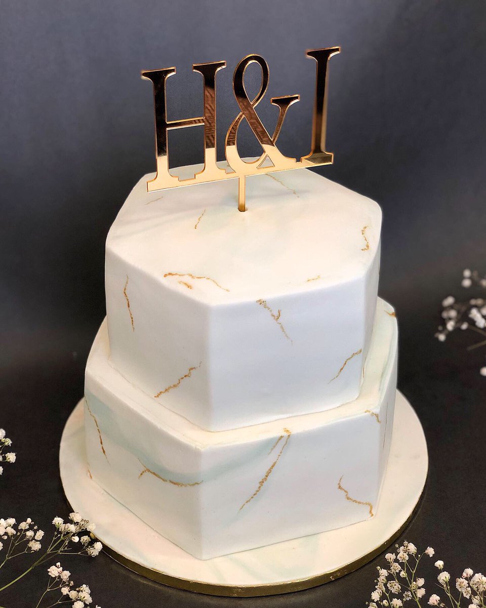 Bakeacakemv's tweet photo. Beauty in simplicity ✨

#weddingcake #hexagoncake #marblecake https://t.co/KIZusRqA5c