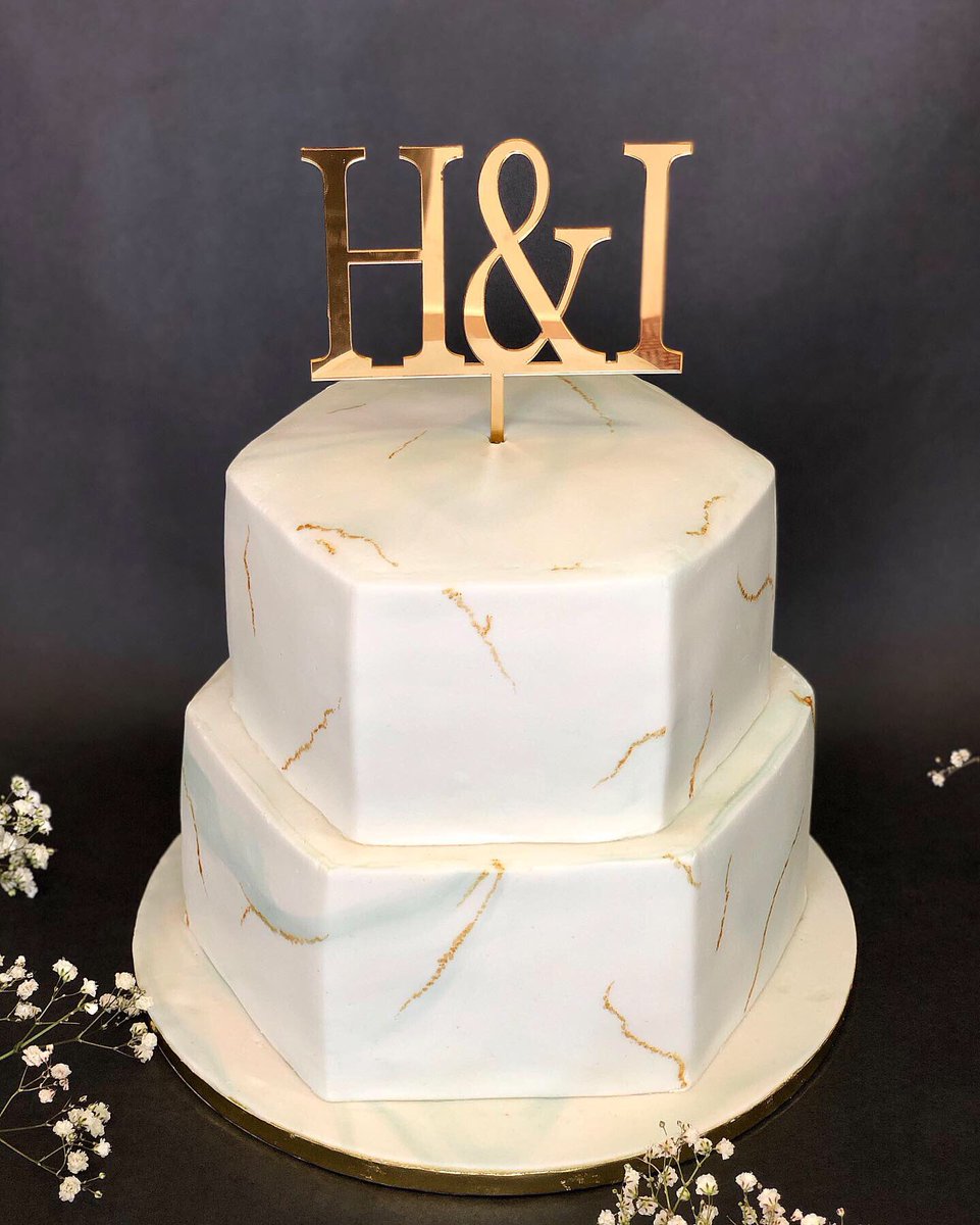Bakeacakemv's tweet photo. Beauty in simplicity ✨

#weddingcake #hexagoncake #marblecake https://t.co/KIZusRqA5c