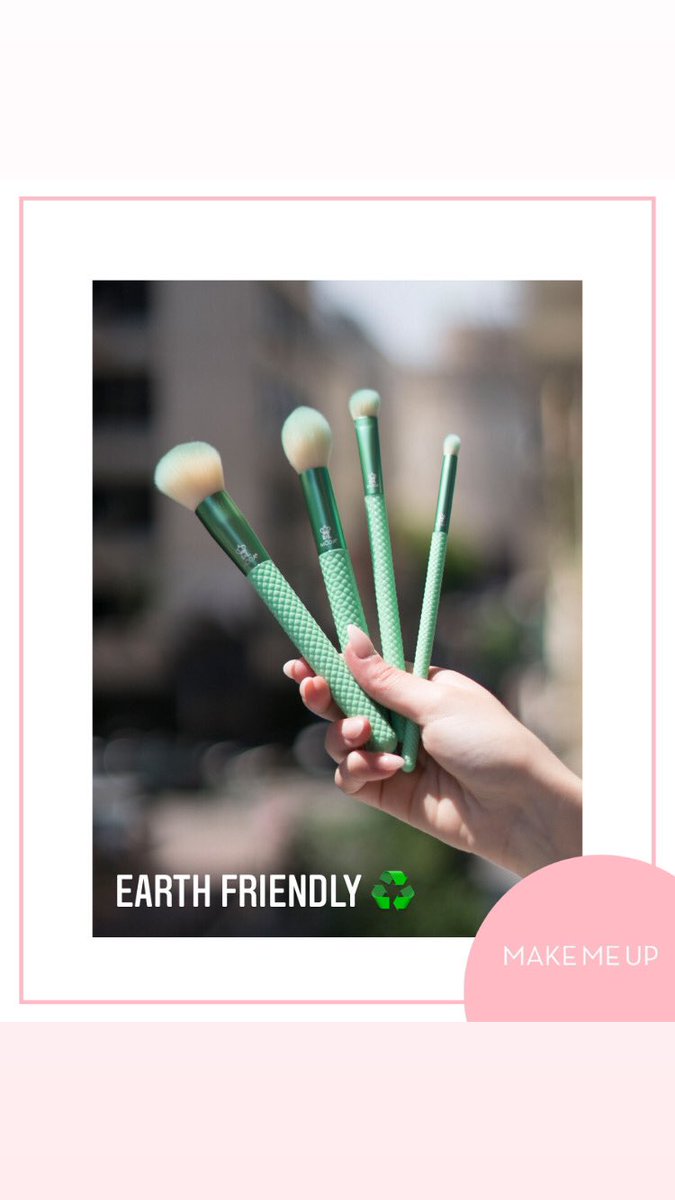 🌍 Τέσσερα (4) πινέλα προσώπου- ματιών και μια (1) βαμβακερή θήκη περιέχονται στο Vegan, Earth friendly “Renew 5pc Complete kit” της σειράς MODA της Royal Brush. Με βιοαποικοδομήσιμες λαβές κατασκευασμένες από πολυμερές υλικό με βάση τα φυτά. Βρείτε το στο makemeup.gr