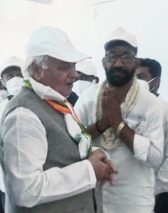 nsbhatt75's tweet photo. ઐતિહાસિક દાંડીયાત્રા : કેરળના રાજ્યપાલશ્રી આદરણીય આરીફ મહોમ્મદ ખાન સાહેબ સાથે ભોજનનો અવસર મળ્યો !વંદે માતરમ 🚩
દાંડીમાર્ચ યાત્રા 2021 🇮🇳
 #DANDIMARCHULTRACHALLENGE   #SVGRYB  #drjigarinamdar  #dandimarch2021
@PMOIndia @vijayrupanibjp @KeralaGovernor https://t.co/p6mSTisRx2