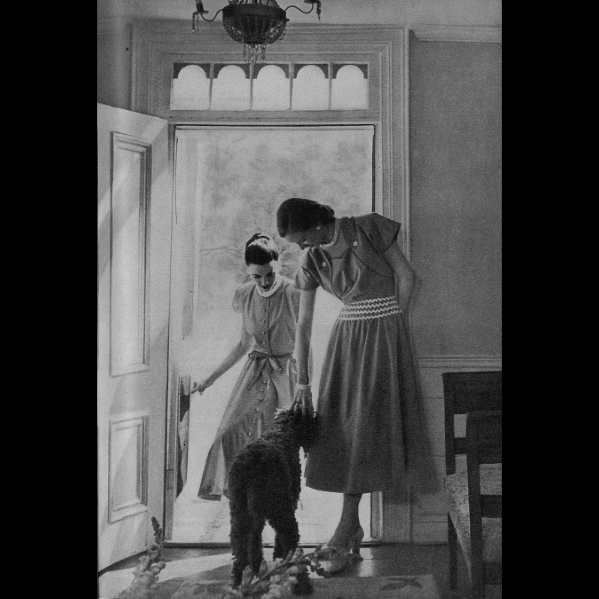 1972projects's tweet photo. #136
Barbara Mullen (left) wearing a button fronted chambray dress by L’Aiglon.
Good Housekeeping, June 1948. Photographed by Jerry Plucer.
#BarbaraMullen #GoodHousekeeping #LAiglon #JerryPlucer #TheReplacementGirl #FashionHistory #ModelHistory https://t.co/qCPZpSb5ks