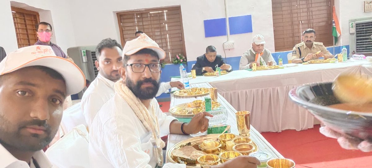 nsbhatt75's tweet photo. ઐતિહાસિક દાંડીયાત્રા : કેરળના રાજ્યપાલશ્રી આદરણીય આરીફ મહોમ્મદ ખાન સાહેબ સાથે ભોજનનો અવસર મળ્યો !વંદે માતરમ 🚩
દાંડીમાર્ચ યાત્રા 2021 🇮🇳
 #DANDIMARCHULTRACHALLENGE   #SVGRYB  #drjigarinamdar  #dandimarch2021
@PMOIndia @vijayrupanibjp @KeralaGovernor https://t.co/p6mSTisRx2