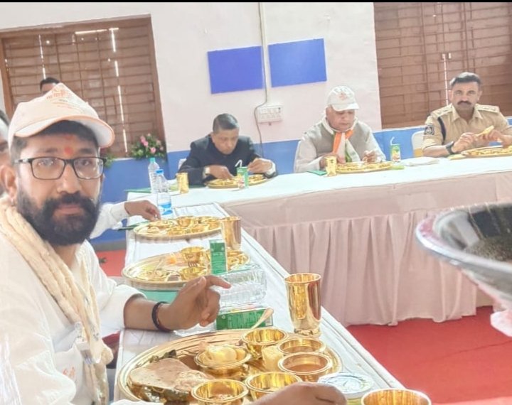 nsbhatt75's tweet photo. ઐતિહાસિક દાંડીયાત્રા : કેરળના રાજ્યપાલશ્રી આદરણીય આરીફ મહોમ્મદ ખાન સાહેબ સાથે ભોજનનો અવસર મળ્યો !વંદે માતરમ 🚩
દાંડીમાર્ચ યાત્રા 2021 🇮🇳
 #DANDIMARCHULTRACHALLENGE   #SVGRYB  #drjigarinamdar  #dandimarch2021
@PMOIndia @vijayrupanibjp @KeralaGovernor https://t.co/p6mSTisRx2