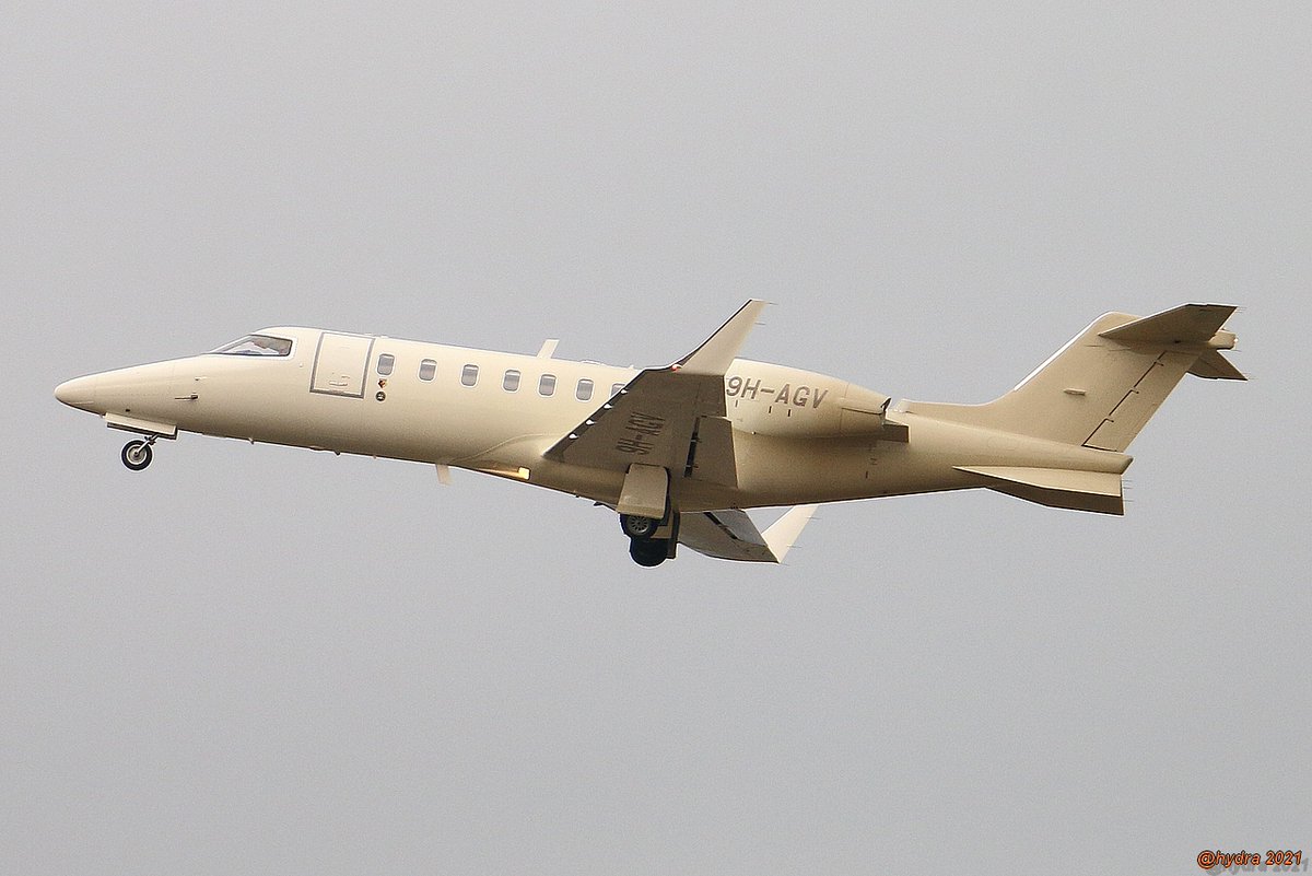 hydra_66's tweet photo. la beauté du jour vendredi à #PerpignanPGF 
🇲🇹9H-AGV #LearJet40😍 https://t.co/sFJHSXV4UM