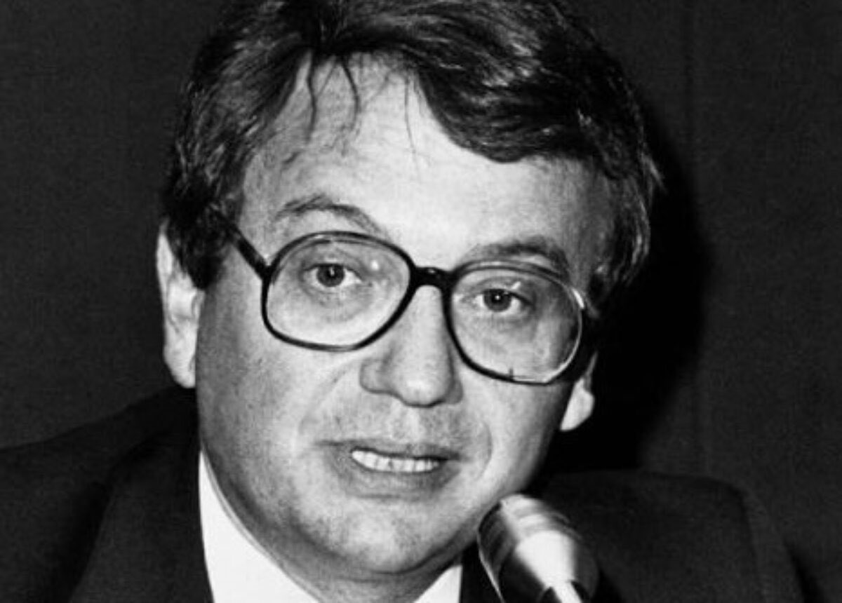 lastoriadioggi's tweet photo. #27marzo 1985 Ezio Tarantelli, economista e accademico italiano, viene ucciso con colpi di mitraglietta nel parcheggio dell’Università La Sapienza di Roma dalle Brigate Rosse. Gli attentatori rivendicarono l’assassinio lasciando un documento di settanta pagine sull’auto... https://t.co/j8FCIJBS5R