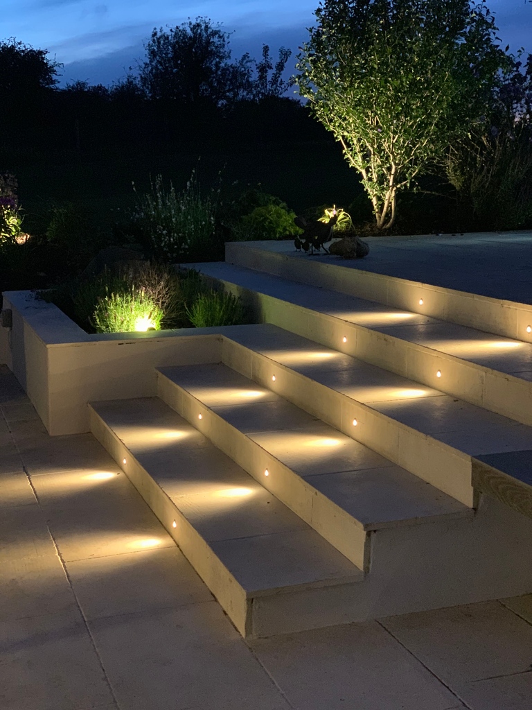 LumisonLighting's tweet photo. Here in our Surrey project we chose specialist LED groundlights with specific beam angles to gently wash light across the step tread. In the garden, a little light goes a long way and less is most certainly more.  

#outsidesteplighting #lumisonlighting #brightideas https://t.co/Hq9caLKNAw