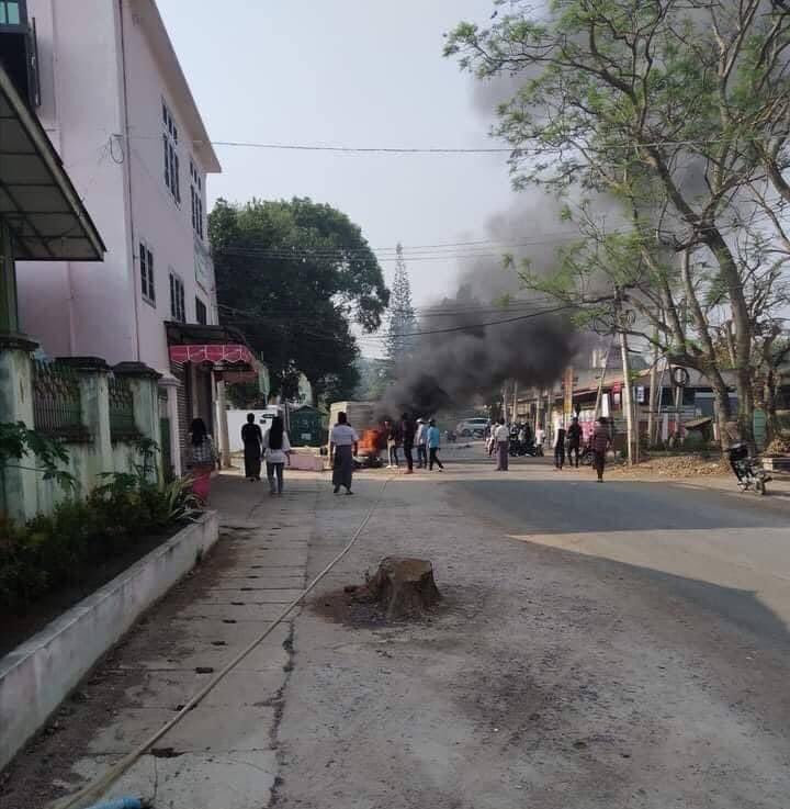 In MayMyoh, MyohThit , 
the TERRORIST JUNTA opened gunfire about 100 rounds,also ignited the forts and barricades set up by the residents there

ANTIFASCIST REVOLUTION #AntiFascistRevolution2021 #WhatsHappeningInMyanmar
 #Mar27Coup