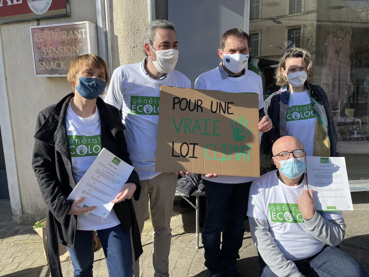 79Ecologie's tweet photo. 👊 Mobilisées et mobilisés sous le soleil du marché de Saint-Maixent-l’École pour demander une #VraieLoiClimat ! @GEcologie https://t.co/Eq3deg3SzB