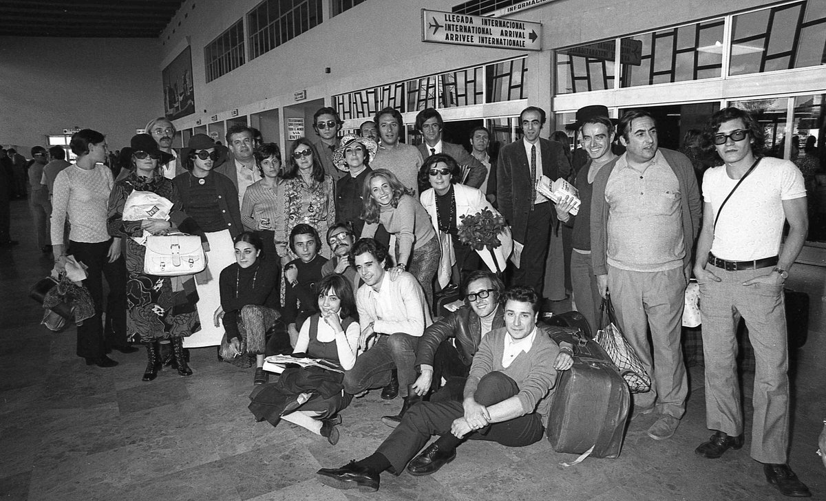 RicardSalvat's tweet photo. Feliç #DiaMundialDelTeatre!
Celebrem-lo de la millor manera: anant al teatre, parlant de teatre, fent teatre 🎭
📸 Companyia Escola d'Art Dramàtic Adrià Gual (#EADAG) tornant de participar a la Biennal de Venècia amb 'Ronda de mort a Sinera' (©️ Pau Barceló / @cdmae_it) https://t.co/l9unKK6x59
