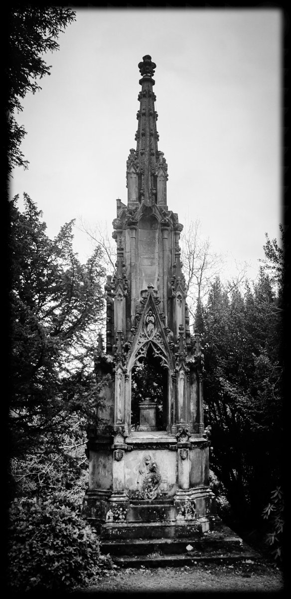 TheCemetress's tweet photo. No place like home ⚰🌲✌🏽🖤
#CemeteryTree 
#MausoleumMonument
#MyFavePlace 
#DeathCantKeepUsApart https://t.co/I8Z3GLyMCO
