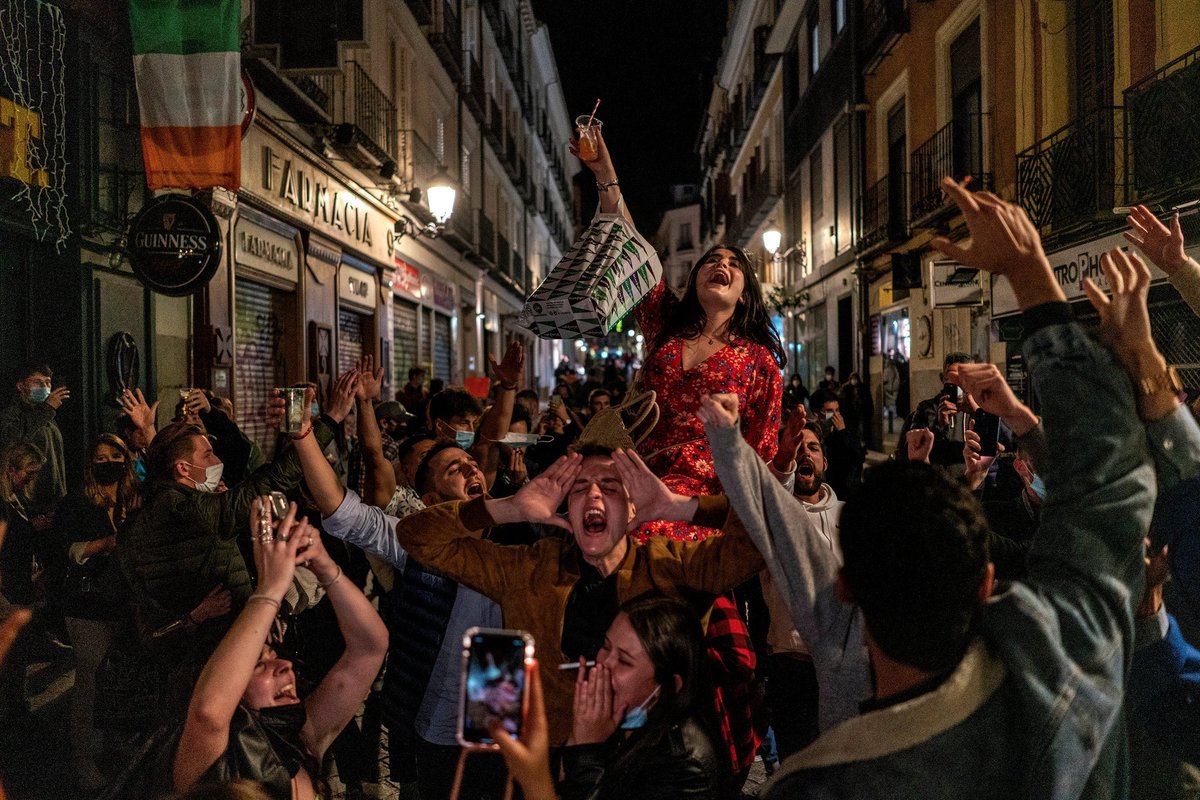 Qué gran foto de <a href="/OlmoCalvo/">Olmo Calvo</a> de la fiesta anoche en las calles de Madrid en plena pandemia. 

Y cuánto irresponsabilidad y cuánta rabia, eso también.