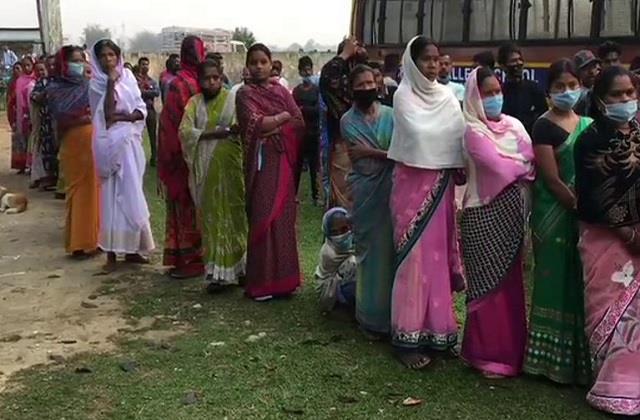 punjabkesari's tweet photo. Assembly election LIVE: असम-बंगाल में पहले चरण का मतदान जारी, बूथों पर लगी लंबी कतार
https://t.co/vUGkwUXdn1

#AssemblyelectionLIVE #assamassemblypoll #bengalassemblypoll #vidhansabhaelectuion2021 #westbengal #candidates #electionC https://t.co/l80kSLP1dj