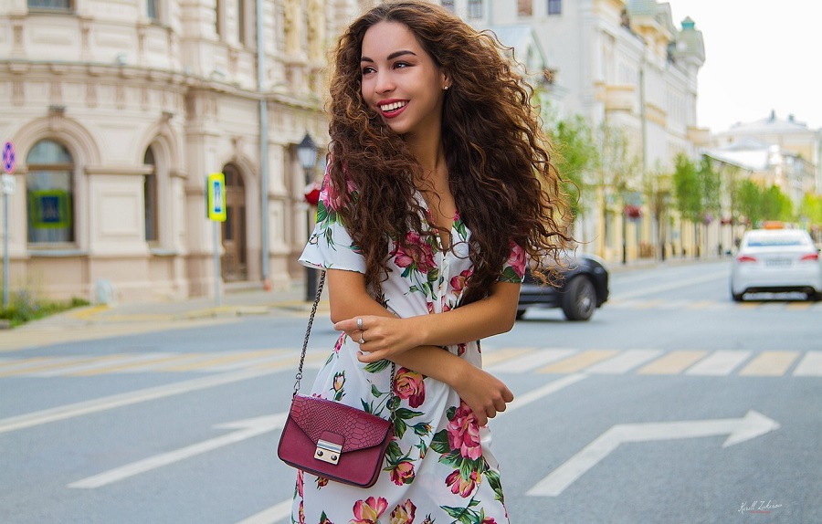 Девушка в платье на улице. Фотосессия девушки на улице. Красивые женщины на улице. Фотосессия на улице. Девушки женщины в городе.