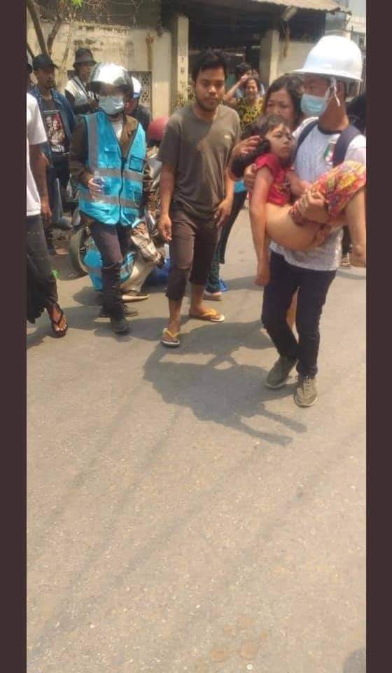 Ayethan27953079's tweet photo. Just now at Mandalay🩸
The 5 years old kid was clearly inside the house and was shot by military terrorists at Mandalay today.
#WhatsHappeningInMyanmar #March27Coup https://t.co/k2iFx4A3Md