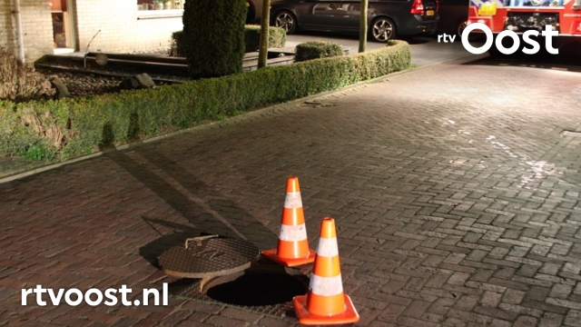 Brandweer rukt uit voor stanklucht in Nijverdalse woningen. #rtvoost.