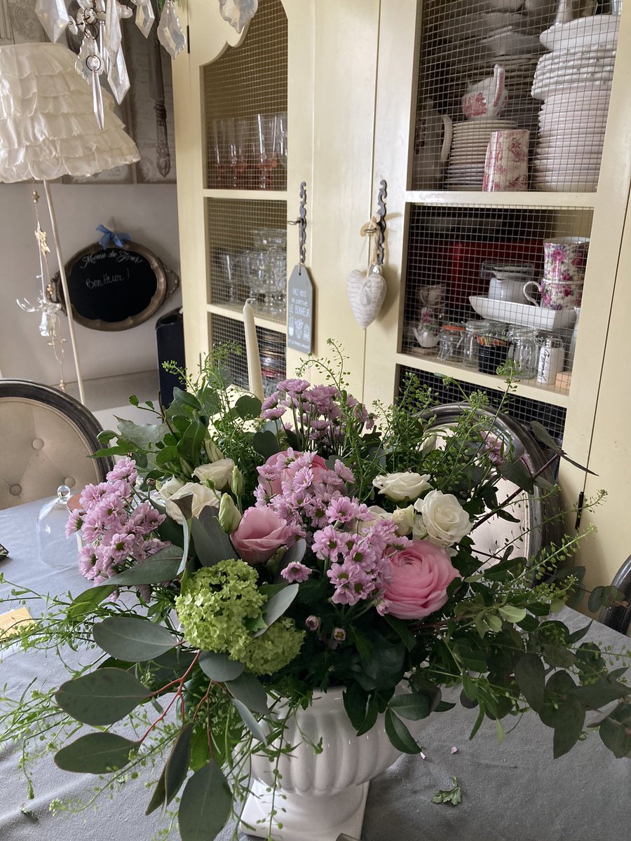 MaisondeFlore's tweet photo. Profiter d’un joli bouquet d’un jeune créateur La boutique de Joachim bon week-end à tous ! 💐🍃☘️#passionfleurs#homesweethome# https://t.co/uaL5dQ56AL