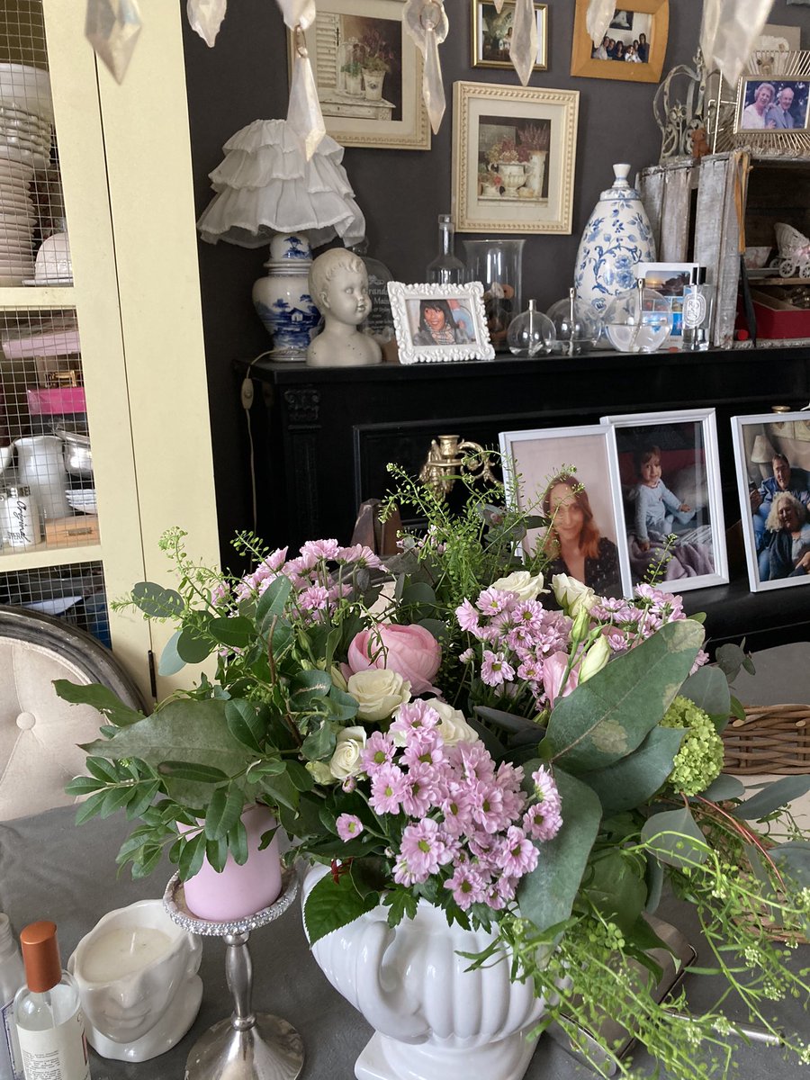 MaisondeFlore's tweet photo. Profiter d’un joli bouquet d’un jeune créateur La boutique de Joachim bon week-end à tous ! 💐🍃☘️#passionfleurs#homesweethome# https://t.co/uaL5dQ56AL