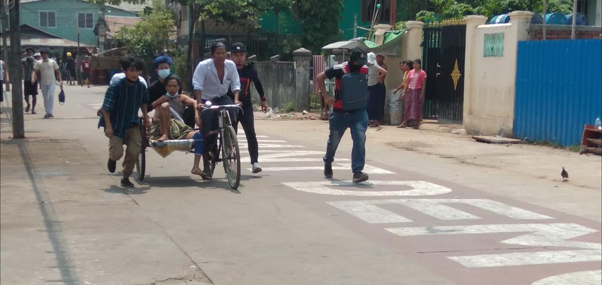nslwin's tweet photo. Trishaw as Ambulance

Situation getting worse in Mayangone, Yangon. Terrorists (#Myanmar security forces) use live ammunition to disperse the protesters. Some children have been injured.

#WhatsHappeningInMyanmar #AntiFascistRevolution2021 #Mar27Coup #MilkTeaAlliance https://t.co/iQEFdqwfiW