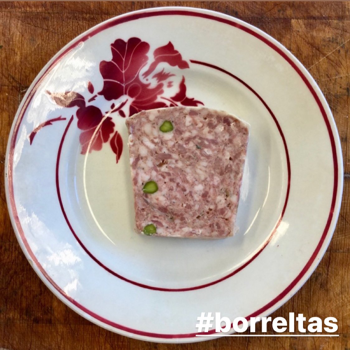 Zie hier de ongeëvenaarde paté de campagne van Dini en Floris van @depasteibakkerij. ´Met smaak, maar niet met smaakjes’. Wacht niet langer met bestellen #borrelsnob, want morgen is je ALLERLAATSTE kans om die fijne Paas #borrelsnobtas te bemachtigen. 
🔥deborreltas.nl🔥