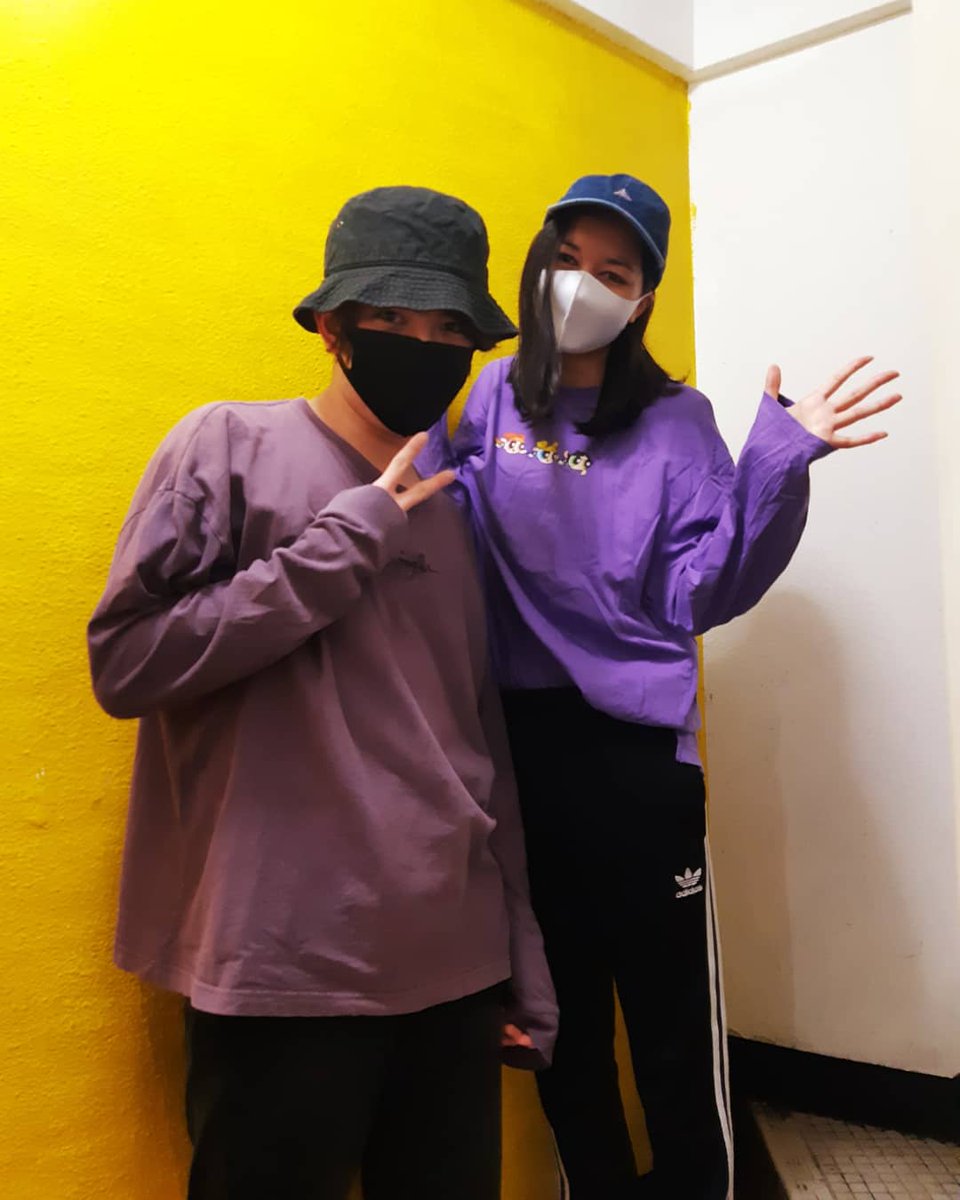 2021JohnBlaze's tweet photo. お揃いのレッスン着だったふたり😄👕

服の紫と壁の黄色がいい感じの配色だったので撮ってみました😌

#John-Blaze  #社会人サークル  #社会人ダンスサークル  #dance  #dancecircle https://t.co/Y2O71MrHfX