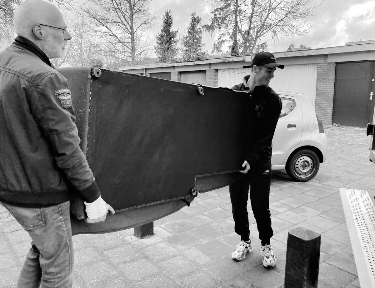 presentadoorn's tweet photo. Vandaag zijn er weer fantastische vrijwilligers actief. Vanmorgen helpen mannen van @kerkdkoningshof met een verhuizing en vanmiddag staan er flexers klaar om een meneer te helpen met zijn verhuizing naar Apeldoorn. https://t.co/g2hAYOBV4Z