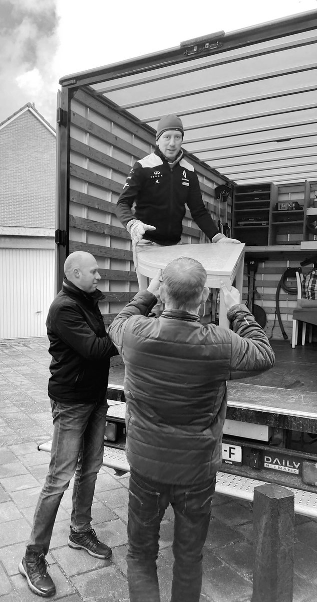 presentadoorn's tweet photo. Vandaag zijn er weer fantastische vrijwilligers actief. Vanmorgen helpen mannen van @kerkdkoningshof met een verhuizing en vanmiddag staan er flexers klaar om een meneer te helpen met zijn verhuizing naar Apeldoorn. https://t.co/g2hAYOBV4Z