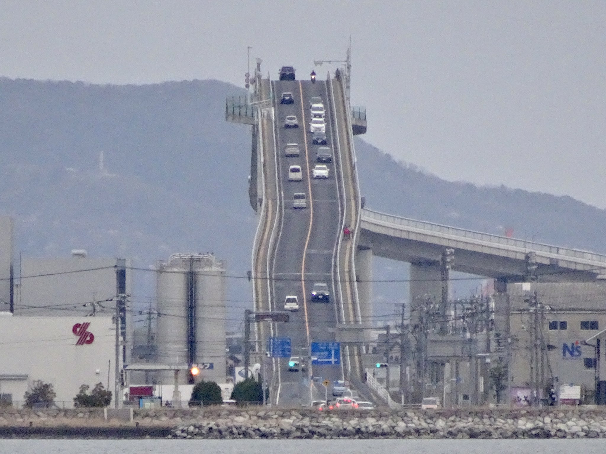 いわたび ベタ踏み坂こと江島大橋 島根に来たら撮りたかったんですよね ホントにクルマが転がっちゃいそうだな 笑 圧縮効果が凄まじい さて 撮ったら次は走ってみよう T Co Ckrg72yusu Twitter