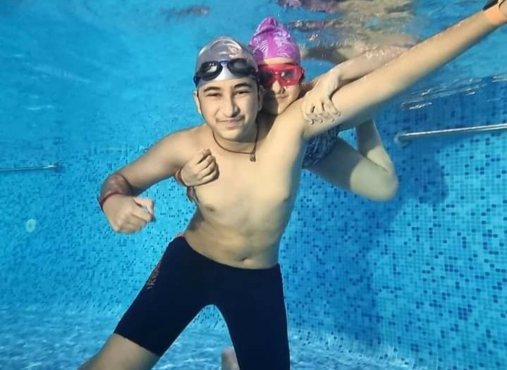 Jabiprince10's tweet photo. #situpapa #gautam Levitating.. in the depths of our swimming pool 😝🏊♀🌊
#PoolDay #SwimOClock
#Sitaraghattamaneni via Insta post ❤️
#SarkaruVaariPaata #MaheshBabu
@urstrulyMahesh https://t.co/v29kx62foU