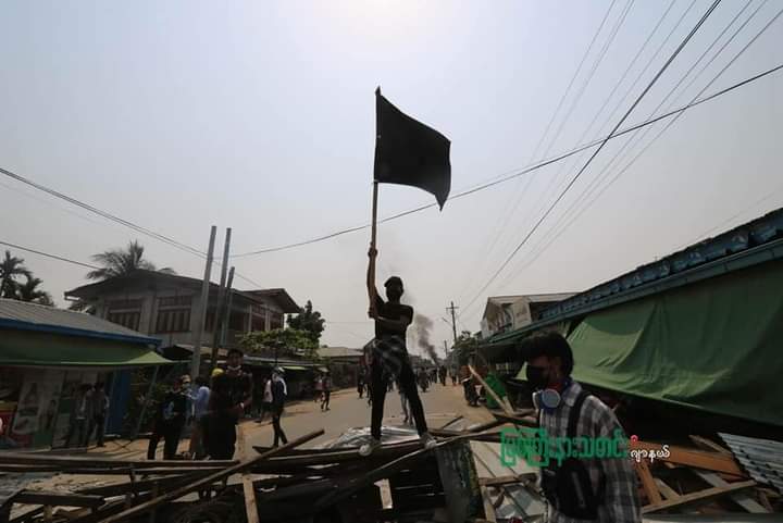 thirikyawsunn99's tweet photo. Black flag hoisting in Myitkyina's Rampu ward.

ANTIFASCIST REVOLUTION
#WhatsHappeningInMyanmar  
#AntiFascistRevolution2021 
#Mar27Coup https://t.co/xpOOmlnD7E