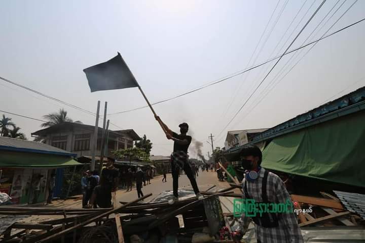 thirikyawsunn99's tweet photo. Black flag hoisting in Myitkyina's Rampu ward.

ANTIFASCIST REVOLUTION
#WhatsHappeningInMyanmar  
#AntiFascistRevolution2021 
#Mar27Coup https://t.co/xpOOmlnD7E