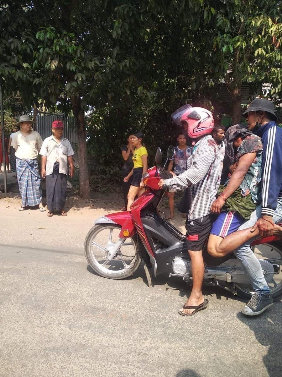 MilkTeaMM_MTAM's tweet photo. Tw // blood
Thanlyin(Pho Myae ward)📍
One civilian was shot to Death in head with real bullets by Military Terrorists at around 2:40PM. They’re slaughtering the whole country. 

ANTIFASCIST REVOLUTION
#AntiFascistRevolution2021
#Mar27Coup
#WhatsHappeningInMyanmar https://t.co/Fa4WylIHlm