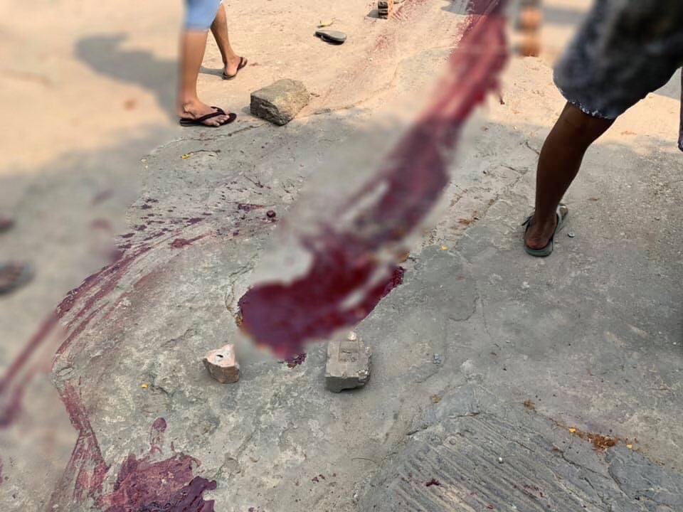 MilkTeaMM_MTAM's tweet photo. Tw // blood
Thanlyin(Pho Myae ward)📍
One civilian was shot to Death in head with real bullets by Military Terrorists at around 2:40PM. They’re slaughtering the whole country. 

ANTIFASCIST REVOLUTION
#AntiFascistRevolution2021
#Mar27Coup
#WhatsHappeningInMyanmar https://t.co/Fa4WylIHlm
