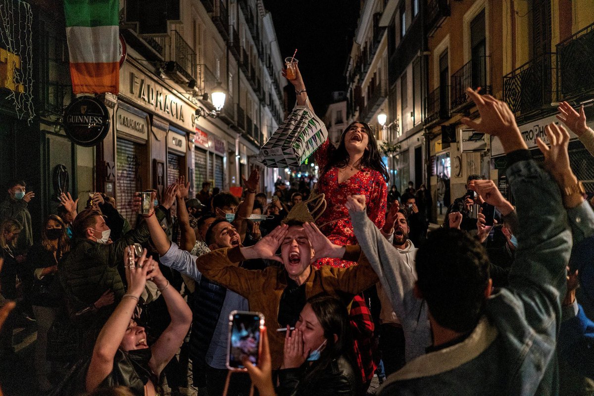 gabrielrufian's tweet photo. Aquí un grupo de franceses de turismo cultural recreando 'La Libertad guiando al pueblo' de Eugène Delacroix en las calles de Madrid. https://t.co/r8QBCloEwr