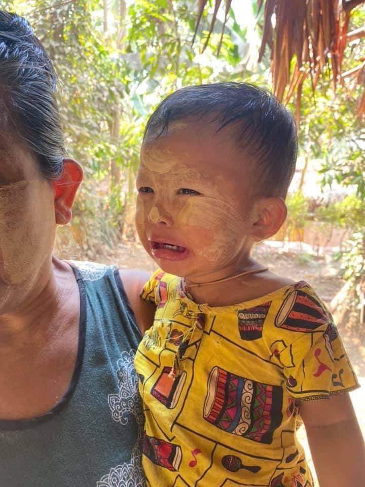 dontknowhera's tweet photo. TW// Blood, Death 

This little girl in #KyikeHto lost her daddy today 😞

The death tolls of civilians (including children) still rising‼️

#AntiFascistRevolution2021 
#WhatsHapppeningInMyanmar 
#Mar27Coup https://t.co/GM05cmJKWW