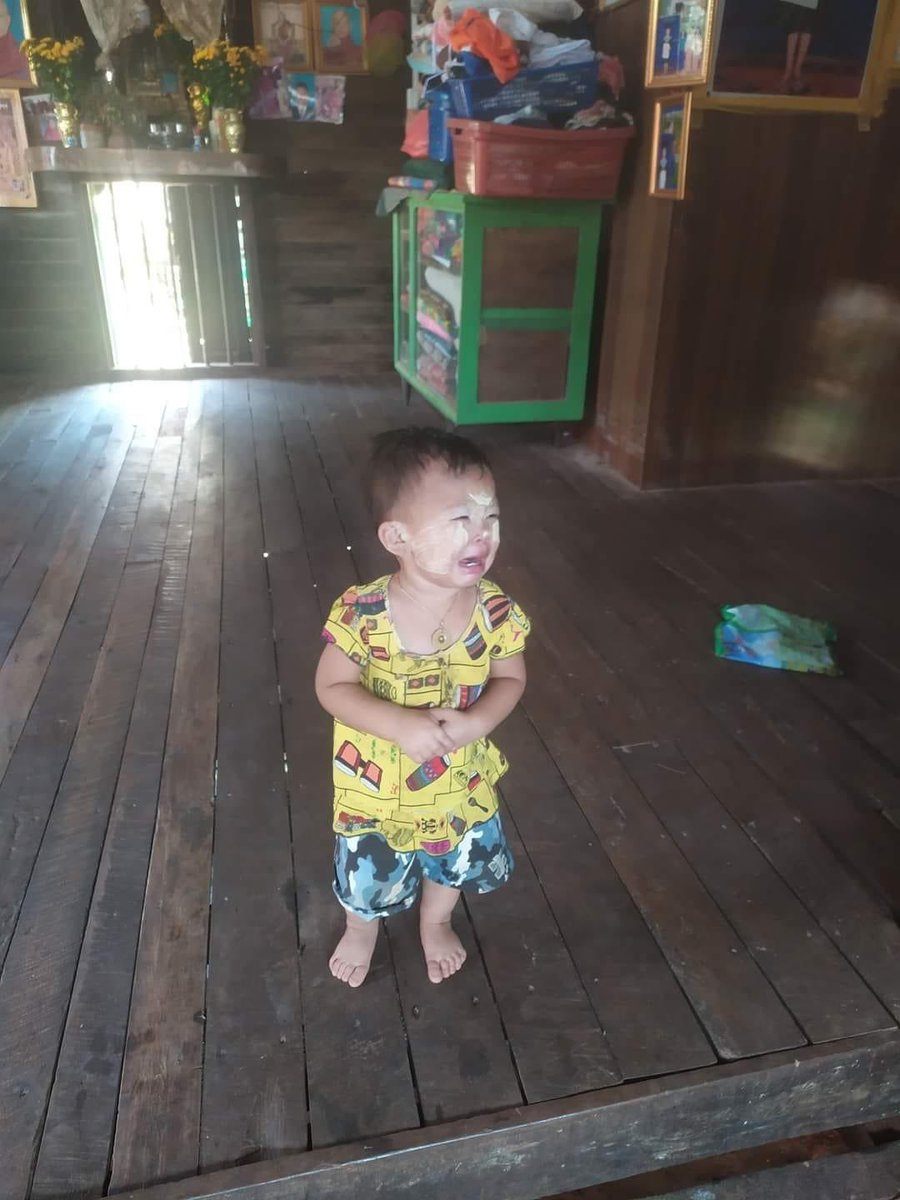 dontknowhera's tweet photo. TW// Blood, Death 

This little girl in #KyikeHto lost her daddy today 😞

The death tolls of civilians (including children) still rising‼️

#AntiFascistRevolution2021 
#WhatsHapppeningInMyanmar 
#Mar27Coup https://t.co/GM05cmJKWW