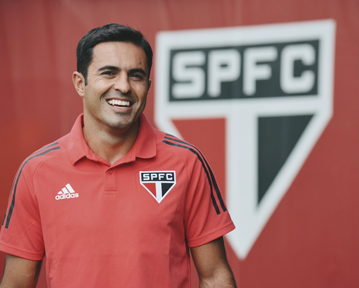 CSLfutbol's tweet photo. Éder pone fin a su etapa en el fútbol chino. Firma como nuevo jugador del #SãoPauloFC tras haber ganado la #SuperLigaChina con el #JiangsuFC https://t.co/lXi5QzusM4